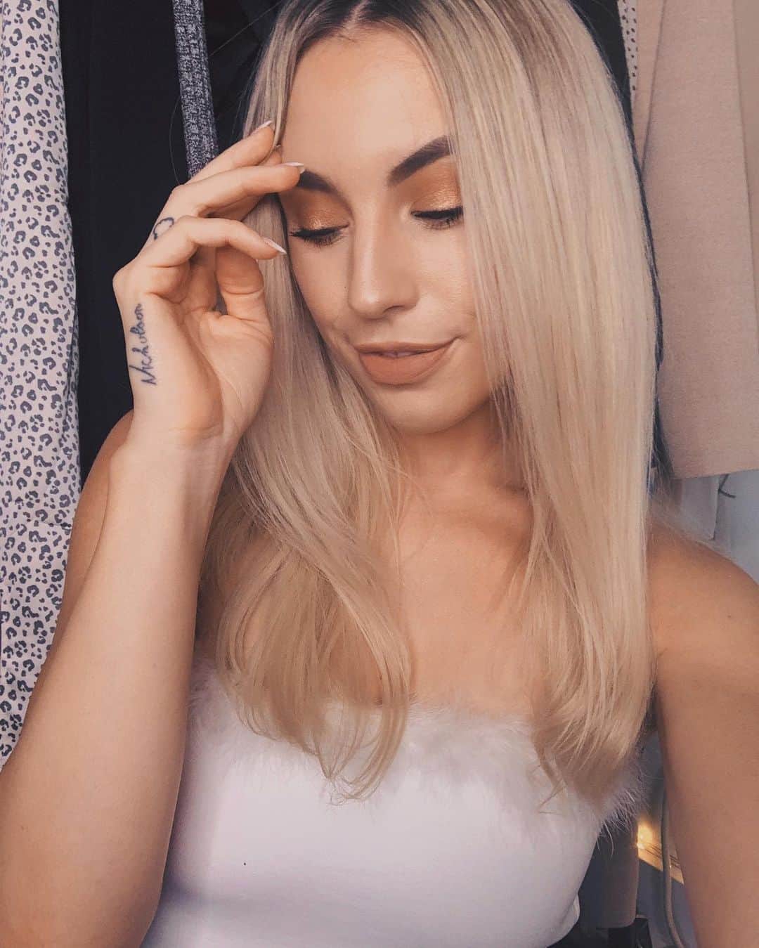 Kalyn Nicholsonのインスタグラム：「you’ll have to excuse this lame excuse to wear fake fur and a kilt but I got ready listening to early 2000s bops and it’s almost Christmas so I just went for it」