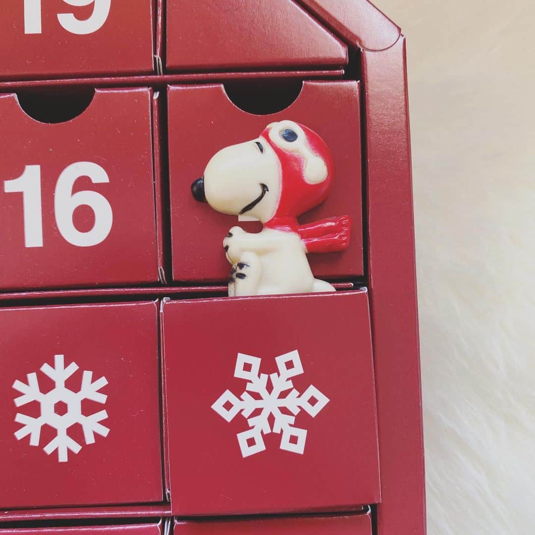 山田稔明さんのインスタグラム写真 - (山田稔明Instagram)「クリスマスはスヌーピーのイメージ。山田さんに似てると思って、と誕プレにいただいた人形。さあ、GOMES THE HITMAN14年9ヶ月ぶり新作『memori』発売まであと11日。 #GTH_memori」12月14日 10時45分 - toshiakiyamada