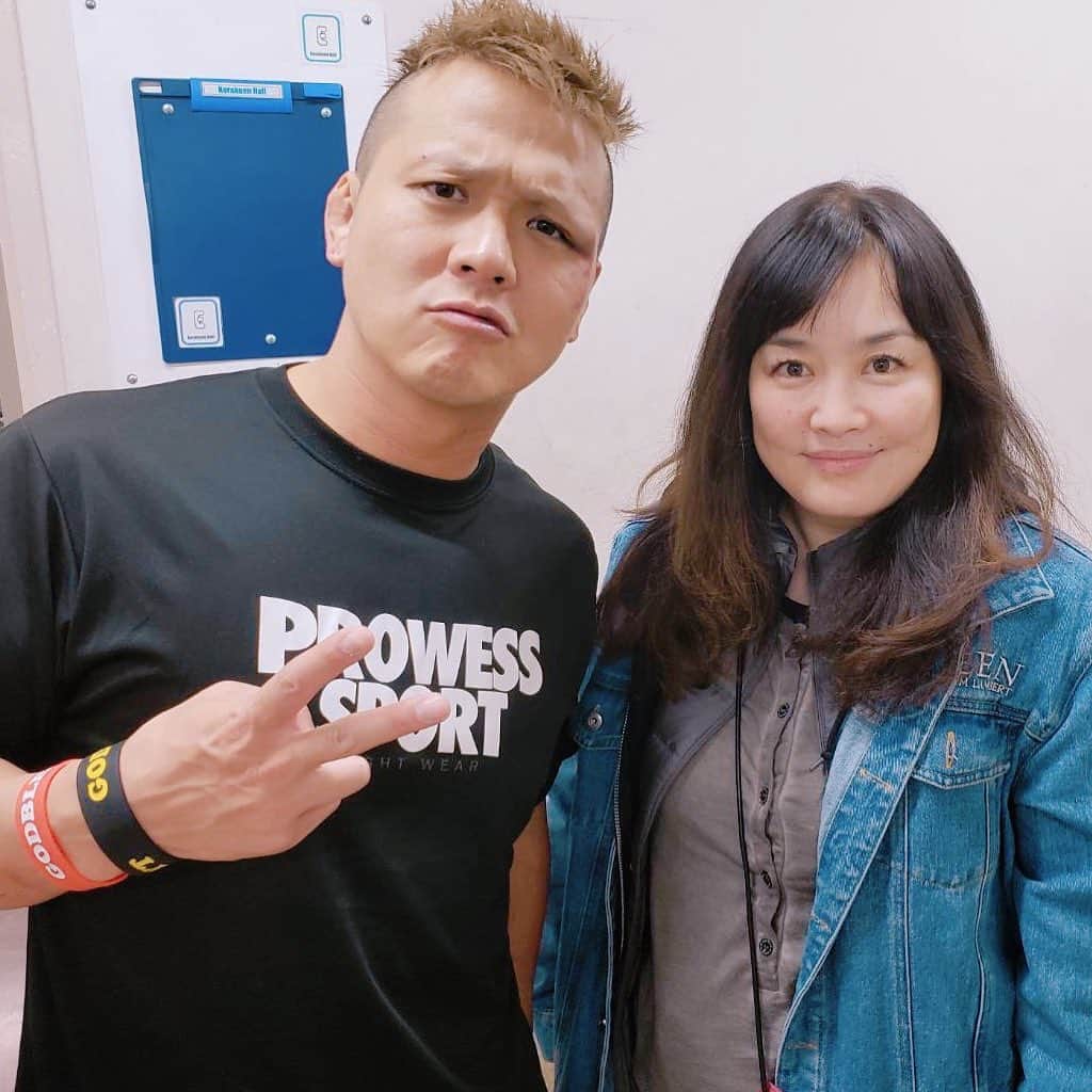 さくらえみのインスタグラム：「みちのくプロレスさん観戦に。 フジタ“Jr”ハヤトさん1日復帰でした。 顔を腫らし、最後はエルボーを一発受けるごとにダウンしてしまっていましたが、そこまでの全力を尽くした闘いでした。いつも相手が強敵であればあるほど、ハヤトさん魅力的にうつります。次なる強敵に挑んでいく背中を少しでも支えられたらと、我闘雲舞からお見舞いをお渡しさせていただきました。みなさん、いつもありがとうございます。　#みちのくプロレス　#gtmv #フジタjrハヤト」