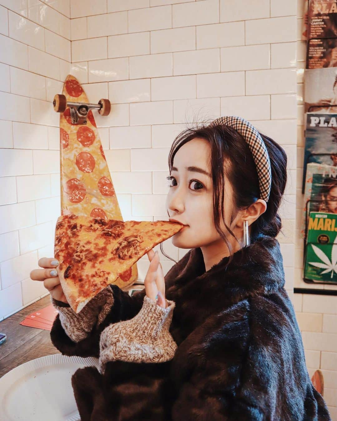 中島絢乃さんのインスタグラム写真 - (中島絢乃Instagram)「🍕🍕🍕﻿ ﻿ ﻿ おはようー！🌞💕﻿ フリマ当日だね！！🤘🏻﻿ 晴れて良かった！！！屋内だけど！笑﻿ ﻿ ﻿ 当日ばたばたしないために﻿ 事前に荷物送ったはずなのに、﻿ 持っていきたいものがまた出てきたので﻿ 結局タクシーに荷物詰め込んで﻿ 向かっております😂🚗💨笑﻿ ﻿ 今日来てくれるフォロワーさん、﻿ 気をつけてきてね！😍✨👗﻿ サンタ風コーデでお待ちしてます🎅🏻🎄💫﻿ ﻿ ﻿ ﻿ ﻿ ﻿ ﻿ ﻿ 写真は、﻿ ディズニーが続いちゃったので﻿ ありんことピザ食べた時のコーデ😋🍕﻿ ﻿ coat: #lilybrown﻿ bouts: @7things.official  bag: #celine﻿ headband: #zara﻿ ﻿ この#レースアップブーツ、﻿ プチプラで軽くて気に入った！👢🍕❤️﻿ ﻿ ❤︎❤︎❤︎❤︎❤︎❤︎❤︎❤︎❤︎❤︎❤︎❤︎❤︎❤︎❤︎❤︎❤︎❤︎❤︎﻿ #のんさんカフェ🐻#pizzaslice#pizzaslicetokyo」12月14日 10時56分 - nakajima_ayano