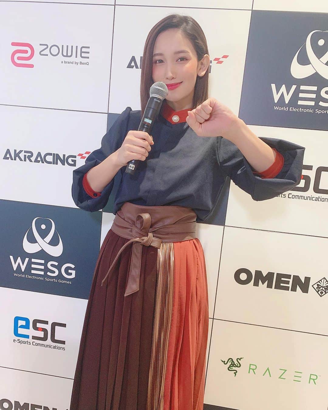 小島みゆさんのインスタグラム写真 - (小島みゆInstagram)「🖤 今日、12月14日に公式日本大会 【WESG2019-2020】の MCを務めます😆❤️❤️ . . . 渋谷PARCOで観覧も可能⚽️☆ #ウイニングイレブン2020 は . 13:00〜 . .  さあ、頑張るぞ!! #WESG #ウイイレ2020」12月14日 10時58分 - _8_miyu