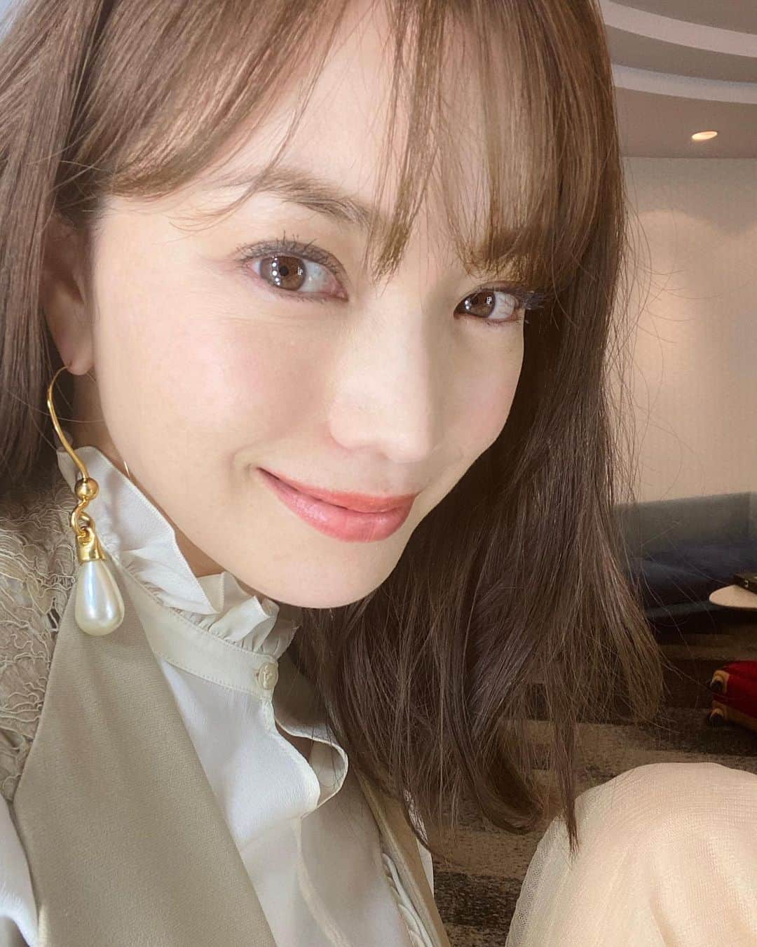 蛯原友里さんのインスタグラム写真 - (蛯原友里Instagram)「・ ・ 今日…☺︎ NHK総合「8Kなび」 12：40～12：42放送です♪ ・ ・ #8Kナビ #NHK ・ そして、いつもヘアメイクしてくれてる、史ちゃん♪ ありがと〜☺︎ ・」12月14日 11時00分 - yuri_ebihara