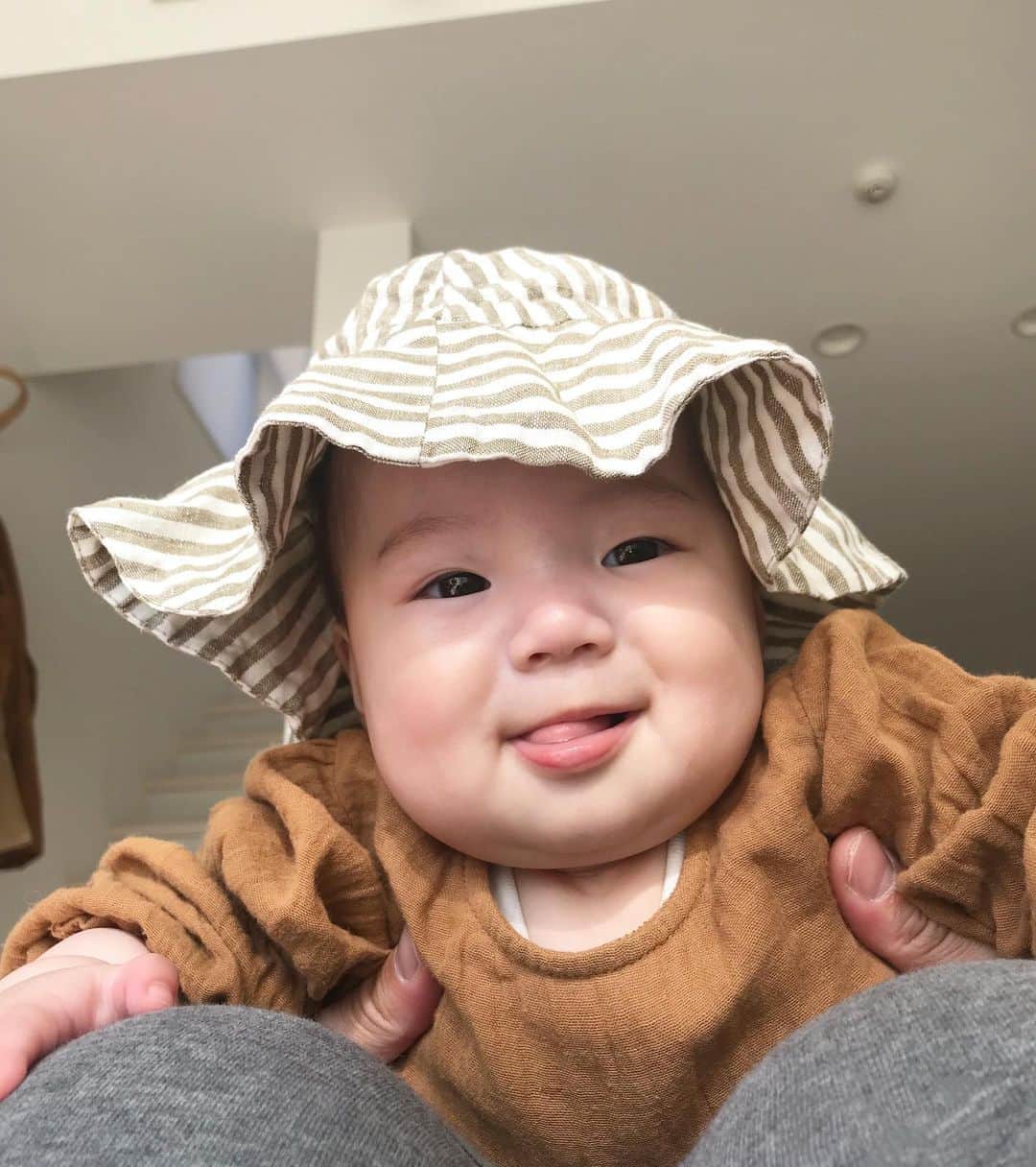 濱中鮎子のインスタグラム：「父さんの膝に乗って嬉しそう。  被せてみたかった帽子。👒笑  #お嬢と父さん」