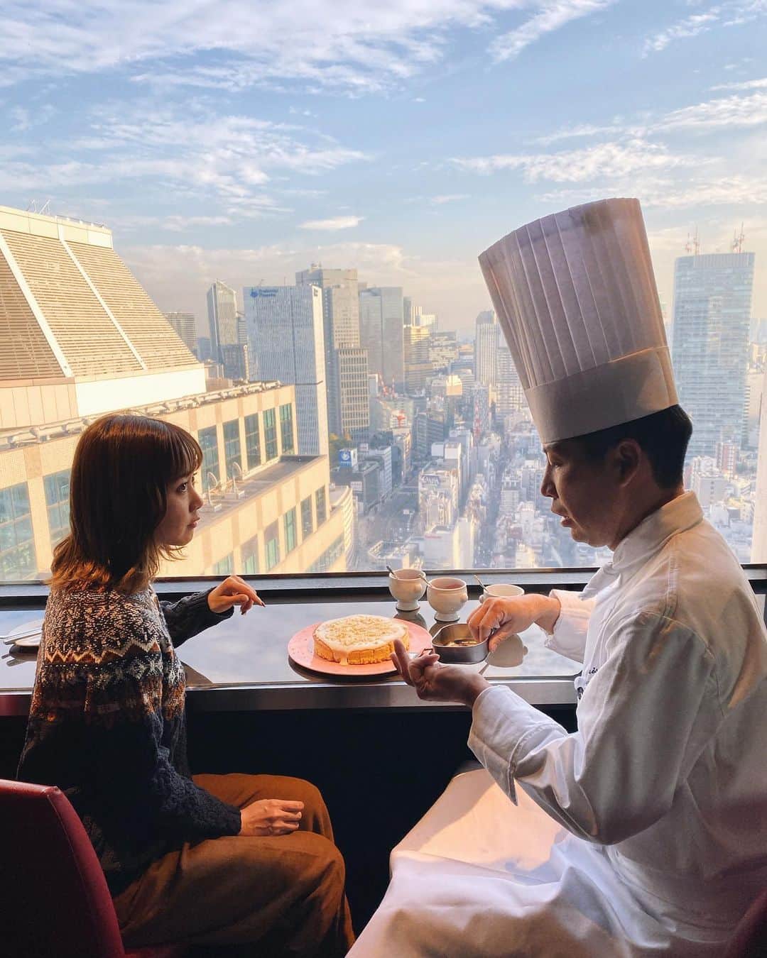 のインスタグラム：「天空の打ち合わせ。 テーマはみんな大好き〝いちご〟🍓﻿ なんと、ホテルニューオータニさんで1月から始まる人気のいちごビュッフェのメニューを考案させてもらってます❤️﻿ 見て楽しい、食べてめっちゃ美味しいメニューが出来上がってきてるよ〜！ 2020年は、いろいろ楽しく過ごしたい！﻿ ということで、久々にイベントも画策中…☺️﻿ ﻿ #ホテルニューオータニ #いちごビュッフェ #食べあるキング #あまオータニ」