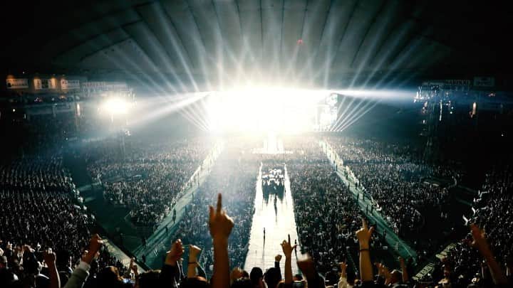 ジェシー・カーマイケルのインスタグラム：「Great @maroon5 2020 tour announcement by @bootswallace with a remix of our song Maps I helped make with @circuitjerks SEE YOU GUYS NEXT YEAR!!! Link in bio to tix!」