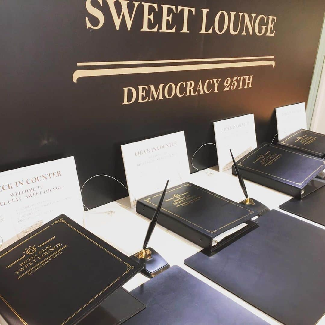 GLAYさんのインスタグラム写真 - (GLAYInstagram)「『DEMOCRACY 25TH HOTEL GLAY -SWEET LOUNGE-』天神ロフト・1Fにて開催しております！ 皆様のお越しをお待ちしております。 #GLAY #HOTELGLAY #HAPPYSWING」12月14日 11時19分 - glay0525_official