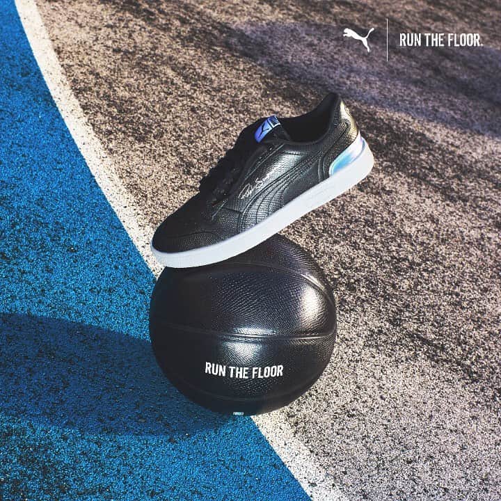 RUN THE FLOORのインスタグラム：「" RUN THE FLOOR X RALPH SAMPSON "  数量限定にて誕生👟🔥 バスケットボール界のレジェンド、ラルフ・サンプソンのシグネチャーモデル「RALPH SAMPSON(ラルフ サンプソン)」と、新たなカルチャーを牽引するRUN THE FLOOR®の独創的な発想が融合したデザインによる「ラルフサンプソンロウ RTF」本日発売🔥RUN THE FLOOR®を象徴するバスケットボールのデザインからPUMAがインスピレーションを受け、スタイリッシュなブラックを基調に、アッパー全体にはパイソン調の素材、ヒール部分にはワンポイントで玉虫色の素材を使用することで、スポーツシーンで一際目を引くラグジュアリーな雰囲気を演出します。サイドにはゴールドのラルフ・サンプソンのサインプリントが施され、バスケットボールを愛するファンにはたまらない一足となっている。  商品名:ラルフ サンプソン ロウ RTF 価格: 12,000円+税 2019年12月14日(土)より、 RUN THE FLOOR® OFFICIAL ONLINE SHOP、 プーマストア、プーマオンラインストア、一部取扱店舗で販売。  #RunTheFloor #RTF  #RALPHSAMPSON #RALPHSAMPSON_RTF  #PUMA #PUMA_RTF」