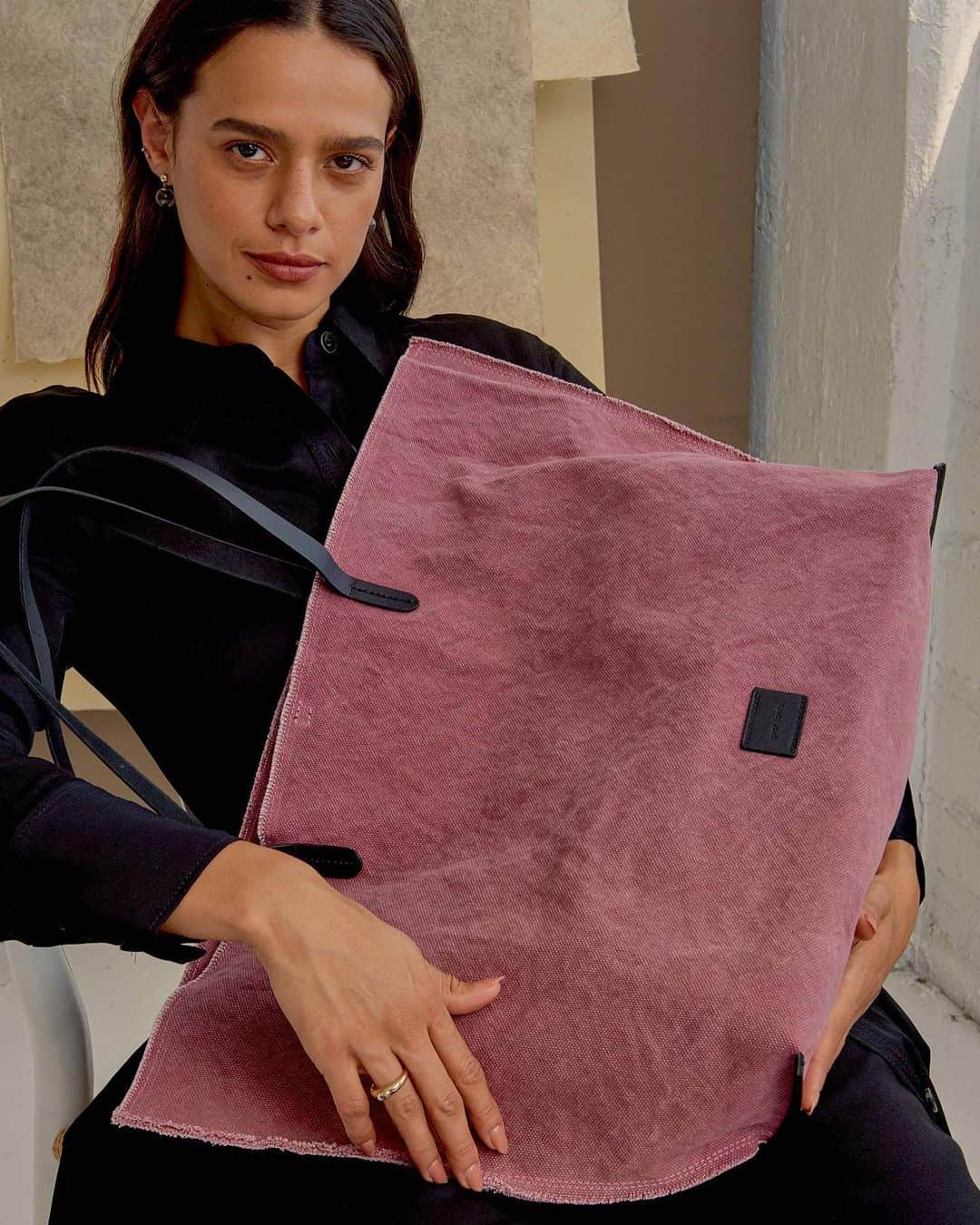 グラフ&ランツのインスタグラム：「Be bold this holiday season with our Hana boat bag. #graflantz」