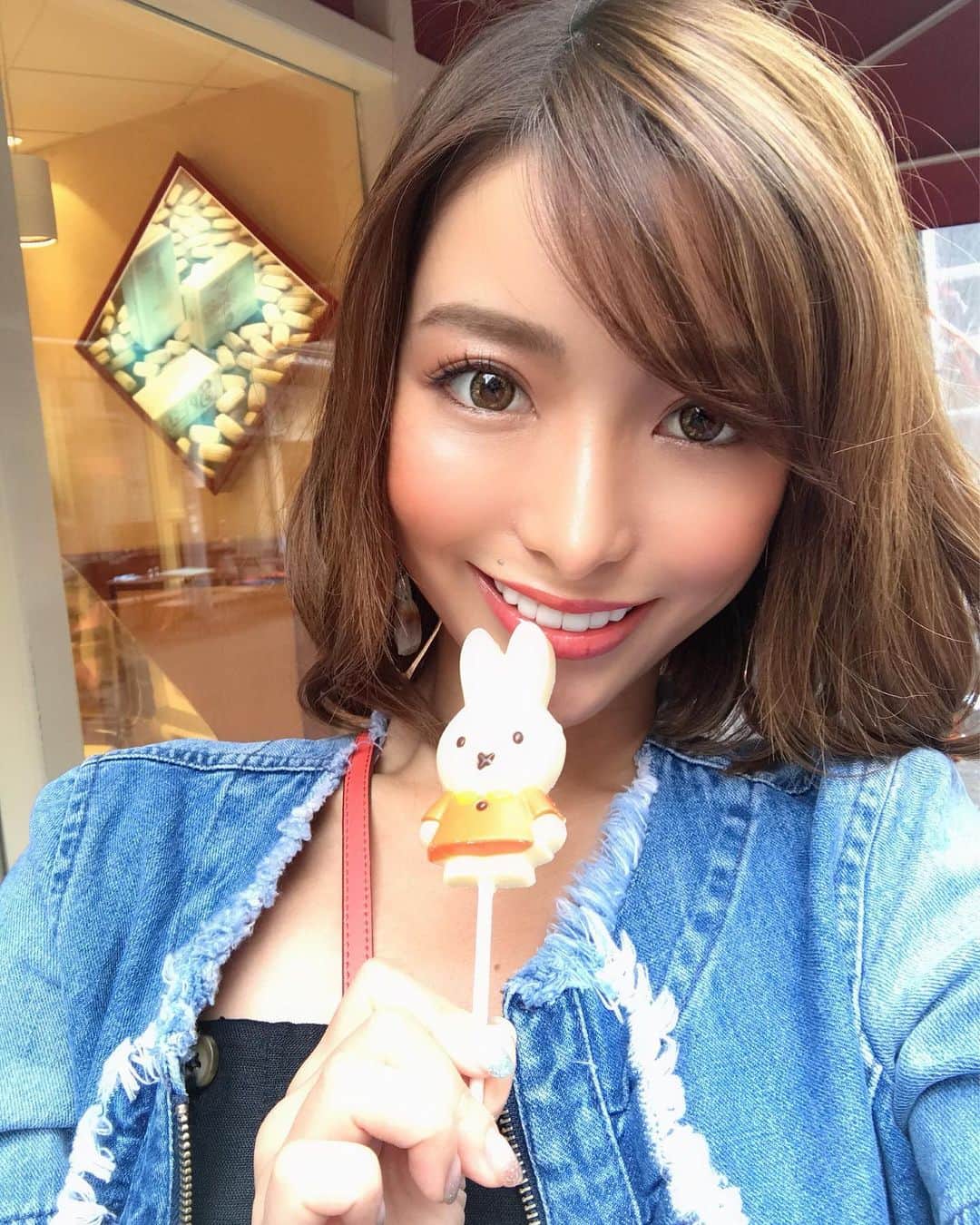 かにゃさんのインスタグラム写真 - (かにゃInstagram)「ミッフィーちゃんが生まれた街ユトレヒト🐰 ミッフィーちゃんの作者が通ってたベーカリーに行ったよ🍪🥐💕 ここのチョコ美味しすぎた🍫 姪っ子ちゃん達にミッフィーチョコ買ってったら喜んでくれた🎶 ここのバタークッキーが有名みたいだけど買い忘れた😹 . . #utrecht #netherlands #netherlands🇳🇱 #🇳🇱 #utrechtcity #travel #travelphotography #travelgram #traveling #travelling #travelblogger #traveltheworld #travelingram #instatravel #instatraveling #bakery #miffy #ユトレヒト #オランダ #ヨーロッパ #ヨーロッパ旅行 #旅行 #旅 #旅行好き #旅行大好き #旅行好きな人と繋がりたい #旅好きな人と繋がりたい #旅好きと繋がりたい #旅行好きと繋がりたい #ミッフィー」12月14日 11時27分 - kanya_435