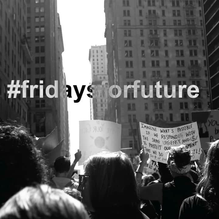 レイラニ・ビショップのインスタグラム：「Friday 🔴  Sound on 📣 #fridaysforfuture #firedrillfriday @firedrillfriday @fridaysforfuture so humbled by our youth and hope we all heed the call to support us all in this cause ..video was shot and edited by @unorganized_films son of the incredible @annemenke2 The 🍎 does not fall far ..❤️」