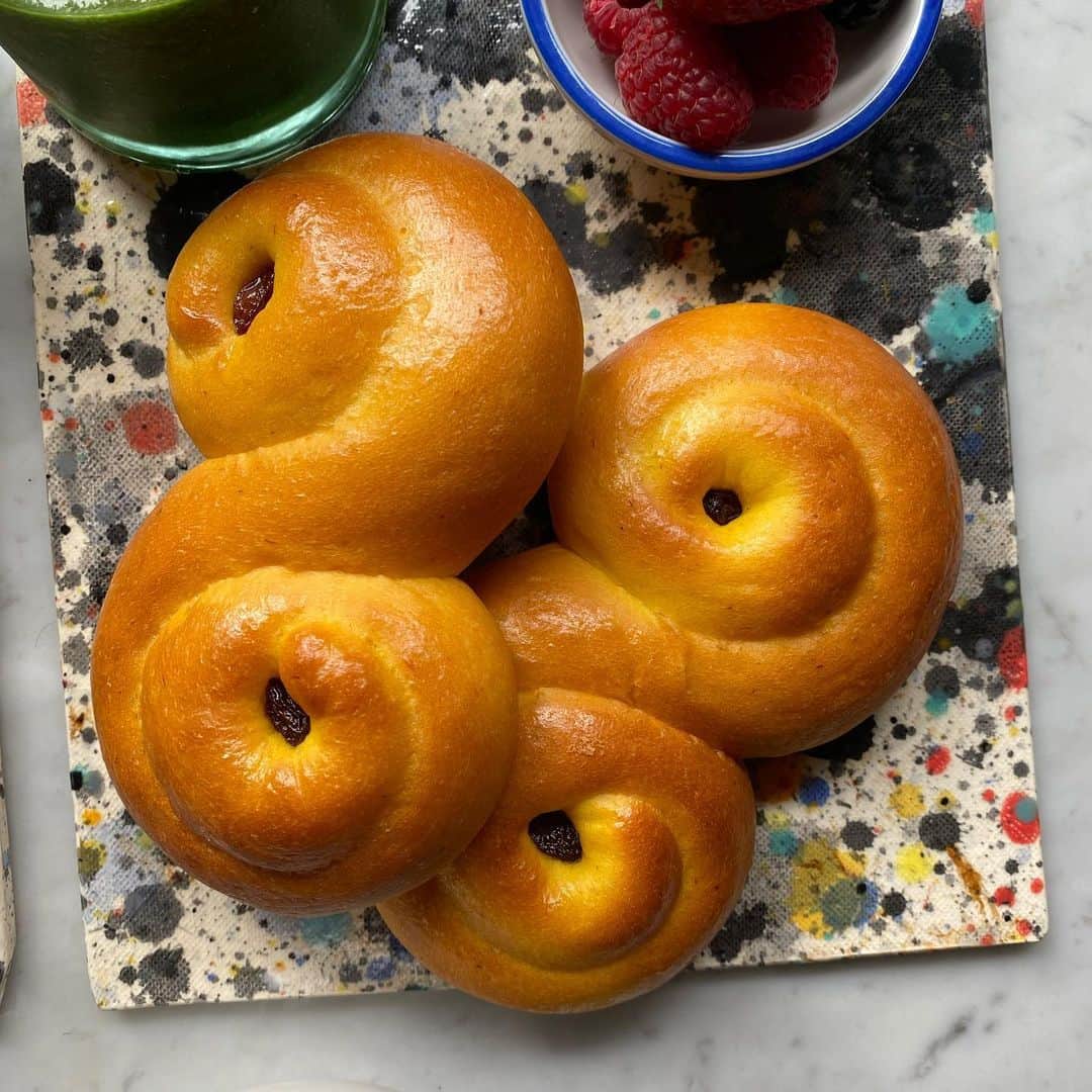 Symmetry Breakfastさんのインスタグラム写真 - (Symmetry BreakfastInstagram)「Lussekatt 🇸🇪 Swedish saffron buns, most popular during Advent and in particular on the 13th Dec (missed it by one day 🙈) but they’re a delicious throughout the Christmas season. I’ve made them myself in years gone by, but I picked these up from @smakacafe on Yuyuan Lu. Might cut them open and toast them with some butter 🎄🎄🎄🎄 #symmetrybreakfast」12月14日 11時38分 - symmetrybreakfast