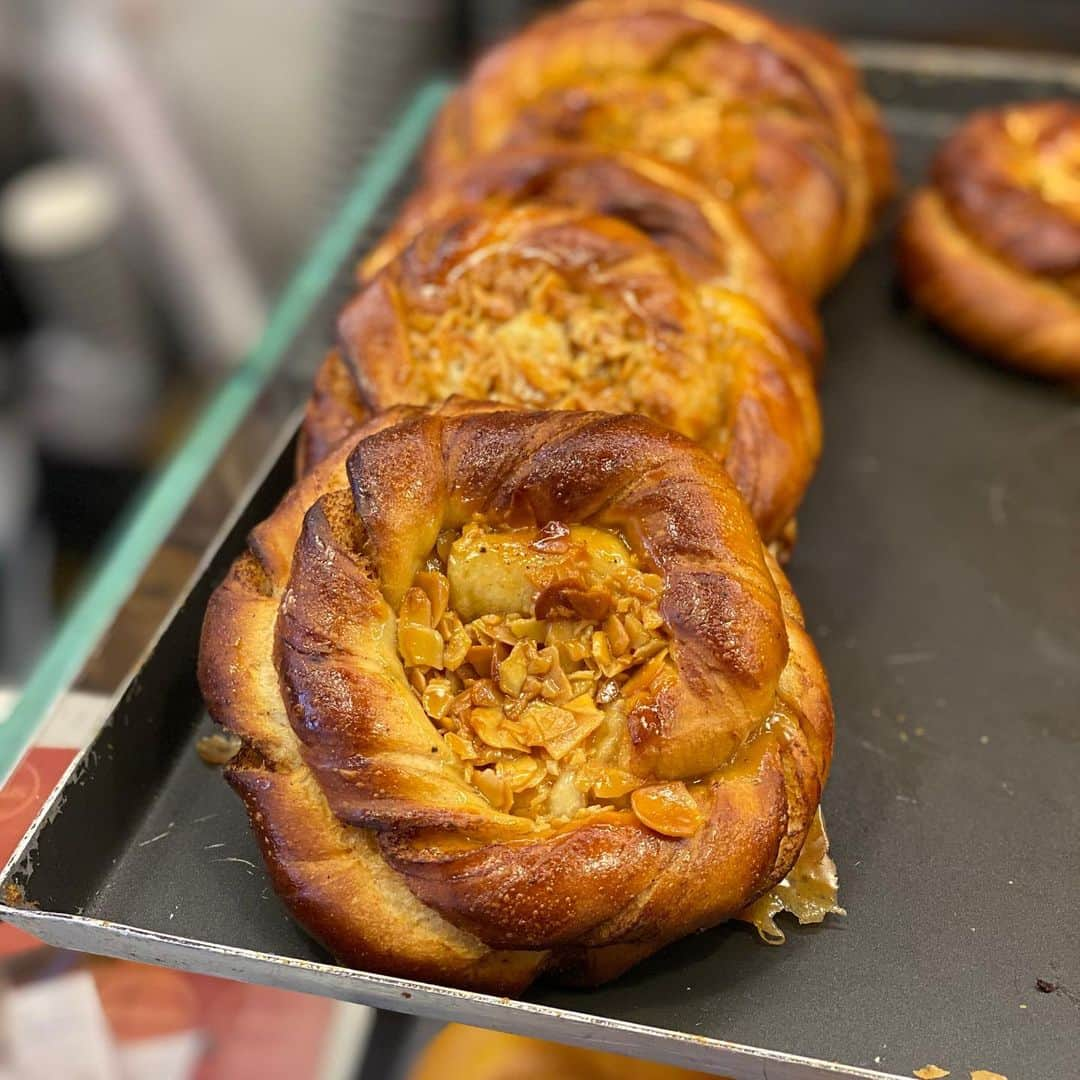 Symmetry Breakfastさんのインスタグラム写真 - (Symmetry BreakfastInstagram)「Lussekatt 🇸🇪 Swedish saffron buns, most popular during Advent and in particular on the 13th Dec (missed it by one day 🙈) but they’re a delicious throughout the Christmas season. I’ve made them myself in years gone by, but I picked these up from @smakacafe on Yuyuan Lu. Might cut them open and toast them with some butter 🎄🎄🎄🎄 #symmetrybreakfast」12月14日 11時38分 - symmetrybreakfast