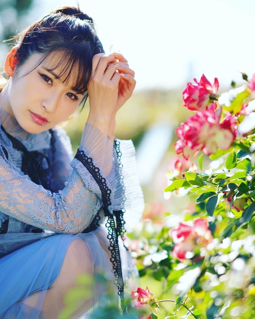 有馬綾香のインスタグラム：「おはよー🌞 ポニテするとツリ目になるのどうにかならないのかなぁ〜👱‍♀️ これ先月のお写真だけどこの日はめちゃくちゃ暖かかった！ 晴れ女発揮し過ぎました。 来週の撮影会も暖かいといいなぁ〜」