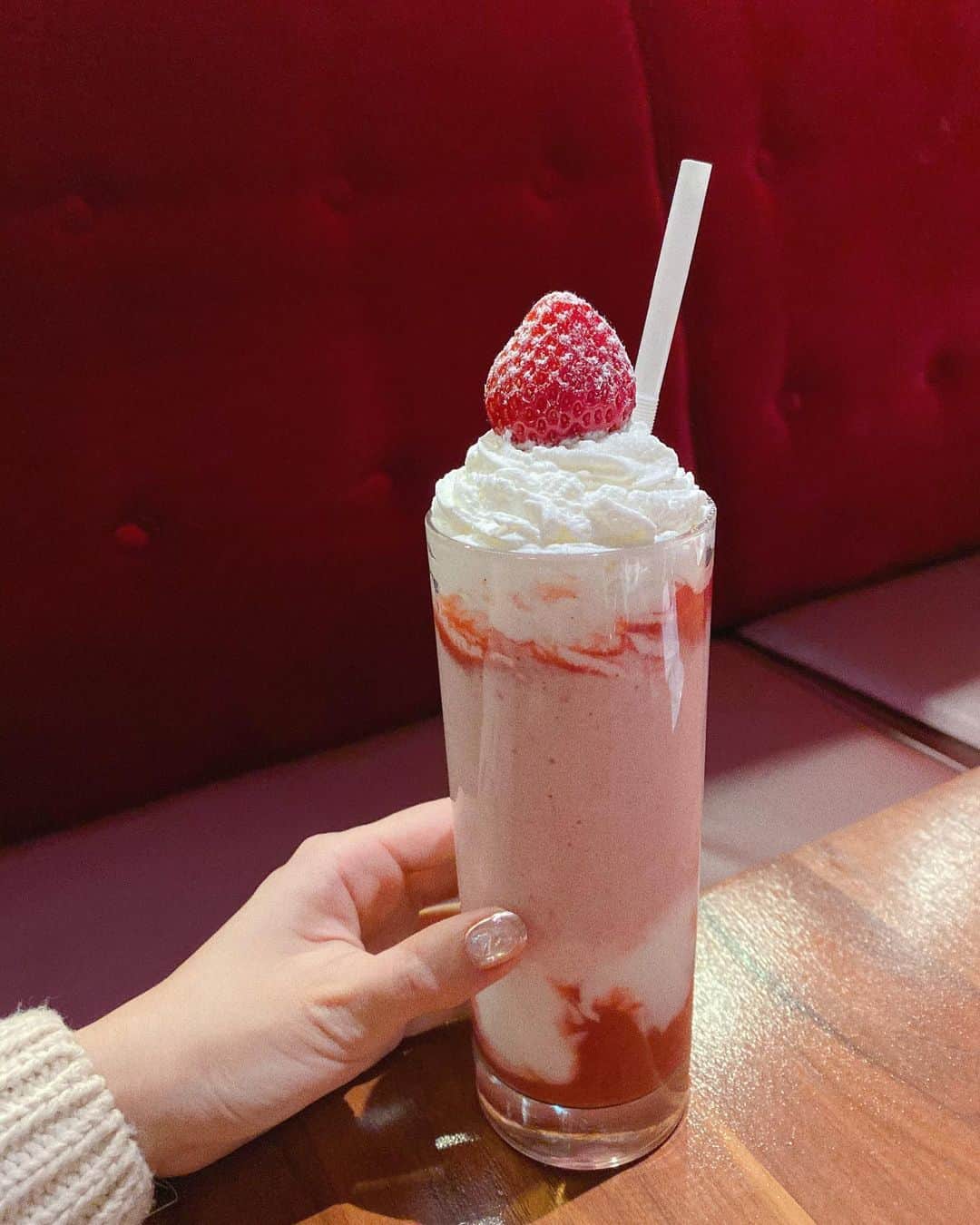 のインスタグラム：「いちごって、どの角度から見てもかわいい。おいしい。すき。 美味しく楽しい打ち合わせ。 今回のメニューコラボは魅惑のいちごビュッフェ🍓  #イベントも画策中 #裏テーマは飲むショートケーキ的な #けどそこまで甘ったるくない #🍓 #ホテルニューオータニ #いちごビュッフェ #あまオータニ」