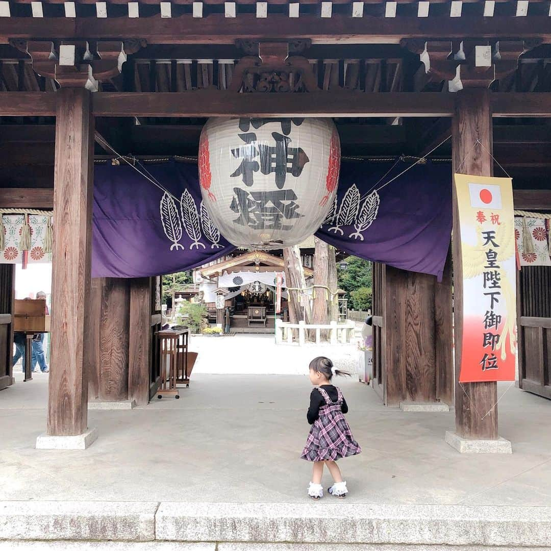 空さやかさんのインスタグラム写真 - (空さやかInstagram)「3歳半を経過中の愛生👧 成長記録📝(長めですw) * * 一人でトイレに行けるようになったり 一人で着替えもするし 難題だった靴下も向きあわせて履いて 靴履いてバッグ持って お出かけするようになり、 ごはんもしっかり 食べるようになってきた。 歌って踊ってが大好きで 朝夕のバタバタな時間帯は テレビを見て楽しんで 待てるようになった。 「ママ、好きだよ」の次に 「ママ、みことかわいい♡」 って言うくらい弟のことが大好きで 彼女なりに可愛がってる。 * 最近ハマってる遊びは 「レストラン屋ごっこ」。 お客さんより店員さんをやる方が好き。 「いらっしゃいませ〜何名さまですか？」 「おみずはあちらにあります💁‍♀️」 「メニューはこちらです、なんにしますか？」 「ありがとうございました、またきてください」 ちゃんと外食のときに 店員さんの言動を チェックしてたんやなーw * 想いを言葉で 伝え合えるようになった。 自分の意思をしっかり言葉で伝えられる。 赤ちゃん扱いを嫌がり 「あおは赤ちゃんじゃない！ おんなのこだよ！」と、 お姉さんへの憧れが強め。 * 髪はようやく結べるようになった。 二つ結びは嫌がり、 毎日ポニーテールに。 体型はまだ小柄なほう。 IQテストは129。 スーパー直感人間で即決タイプ。 記憶力が長けていて嘘ではごまかせない。 好奇心旺盛でなんでも知りたい。 将来の夢はアイスクリーム屋さん←w ママのお手伝いがだいすき。 * 習い事も全部だいすきだし 幼稚園のプレにも喜んで行くし 早くお姉さんになりたい願望の反面、、、 まだまだ甘えんぼで抱っこ要求し 寝かしつけはママ以外拒否だし 食事もママの横がいいと譲らない。 * 夜中に尊の授乳をしてると起きてきて 「ママだっこ〜💦」号泣がしばしば。 ↑これがかなりキツイ。。 日中甘えたい気持ちを たくさん我慢してる分 夜寝ぼけてるときに 爆発するのかなぁ。 精神的にキツイ時期を親子で乗り越え中。 * 我が家は尊👶に手がかからない分、 多感な愛生👧のフォローが大変w 大変な3歳児なんだけど、 きっと子どもたちが大きくなった時 いまの手がかかる愛生を思い出して とても愛おしく思うんだろうなぁ。 今の時期がすごく大切な気がするから。 愛生とまっすぐに向き合いたい。 * * 幼稚園デビューまであと3ヶ月半。 保育園に預けず 生まれてからずっと毎日共に過ごして 成長を一番に把握してこれたけど ついに私の元から巣立っていく感。 * 習い事での母子分離の効果と 幼稚園のプレでも大丈夫なので きっと元気に登園するんだろうと安堵感。 それまでの時間を大切にしよう。 ママをママにしてくれて本当にありがとう。 * * #娘の成長 #長女の宿命 #愛おしさでいっぱい #いつもごめん #いつもありがとう」12月14日 11時35分 - sky_sayaka