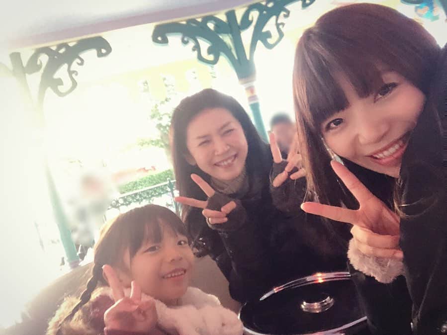 睦のインスタグラム：「同じ事務所の 琴音ちゃんと ママのあかねちゃんと 行ってきました、 ディズニーランド。  今年の4月に 一緒に行った以来。  寒かったけど、 防寒対策ばっちりで 楽しかったぁ😊  今日は、 2人のリクエストに 同乗コース！  アリスの ティーパーティーからの キャッスルカルーセル。  ダンボの映画を見てから 乗りたかった 空飛ぶダンボにも 乗れましたぁ🐘  日没後だと、 映画みたいに ダンボが遊園地の上を 飛んでくれた気分が 味わえます👍  そして、 ジャングルクルーズの 船長さんも大当たり。  続け様に、 ウエスタンリバー鉄道。  甘いもの補給で、 実は私はお初の、 チョコレートチュロスも パクリ。  美味しかったねっ。  イッツァスモールワールドで 暖まり。  夜のパレードを見て スモークターキーレッグを 頬張り。  花火を見上げて、 お土産買って。  2人の乗りたいものや 買いたいものが 割とサクサク ゲット出来て、 良かった、良かった。  私も、 年パス保持者のくせに お初を色々と堪能できて ラッキー。  しかも合流する前。  エントランスで イーヨー 、 ピグレット、 白雪姫の王子様と ハイタッチして もらえたしねっ😍  そして。  ジャック・スケリントンの サンドを 頬張れました。  一緒に行ってくれる人の 好みや世代で 行くとこが変わるのが 楽しいんですよねー😚  引き続き、 ダメ元お誘いを お待ちしてますっ。  ちなみに最近は 平日でも 混んでますね😅  でも、また 一緒に行こうねっ🤗  #久しぶりの再会　 #東京ディズニーリゾート  #東京ディズニーランド  #ディズニーランド  #寒暖差  #インパ  #チュロス  #チョコレートチュロス　 #smile  #笑顔　 #chocolatechurros  #churros  #ジャックスケリントン  #tokyodisneyland  #tokyodisneyresort  #disneyland  #mickeymouse  #mickey  #サンド  #sandwich  #アリスのティーパーティー  #エントランス　 #entrance  #ssw  #作詞家  #artist  #lyricist  #model  #井上睦都実 #睦」