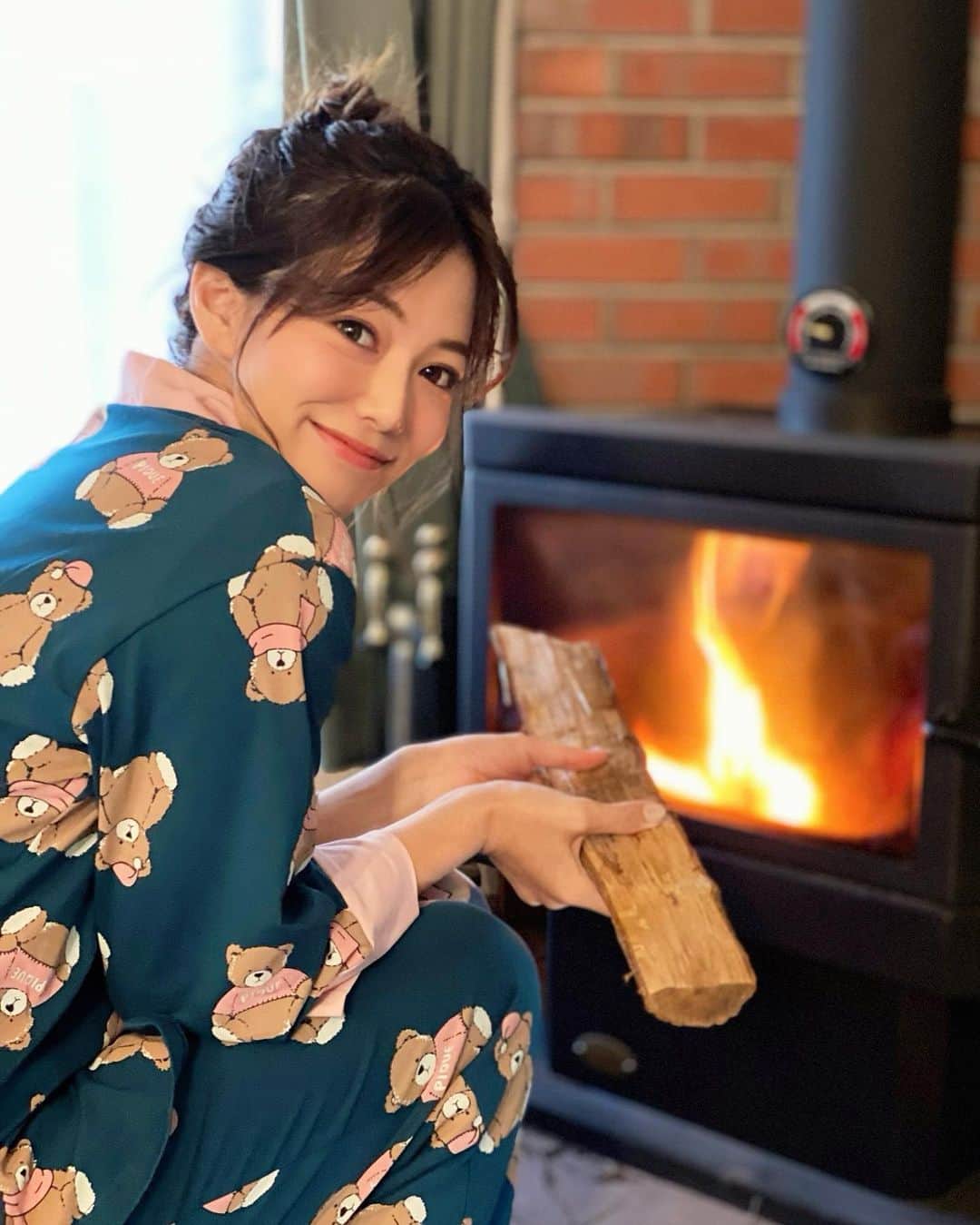 のインスタグラム：「おはよん☀️ . 今週末は軽井沢に来ています🗻☀️ 金夜に移動して綺麗な朝日の光で目覚めました🙈✨☀️ . とにかく空気が美味しいー💕 こんなに澄んだ空気久々です🍃🍁 . 寝起きのパジャマはRoseHalcyon🧸 クリスマスカラーのくま柄セットアップ🎅今の季節にぴったり🙈❤️ . 初の暖炉の焚き付けにも挑戦🔥 暖炉って暖かいですね🥺 . そういえば進撃の巨人の最新刊凄かったですね🙈続きが気になって仕方ない🤣 . また更新します💕 . #RoseHalcyon #軽井沢 #軽井沢旅行 #軽井沢観光 #karuizawa #山ガール #ふたりソロキャンプ #キャンプ #camp #camping #進撃の巨人 #軽井沢グルメ #軽井沢アウトレット #長野 #長野観光 #山 #朝日 #日の出 #view #自然 #nature #naturephotography #緑 #green #クリスマス #パジャマ #くま #pajamas #パジャマ #部屋着 #ヘアアレンジ」