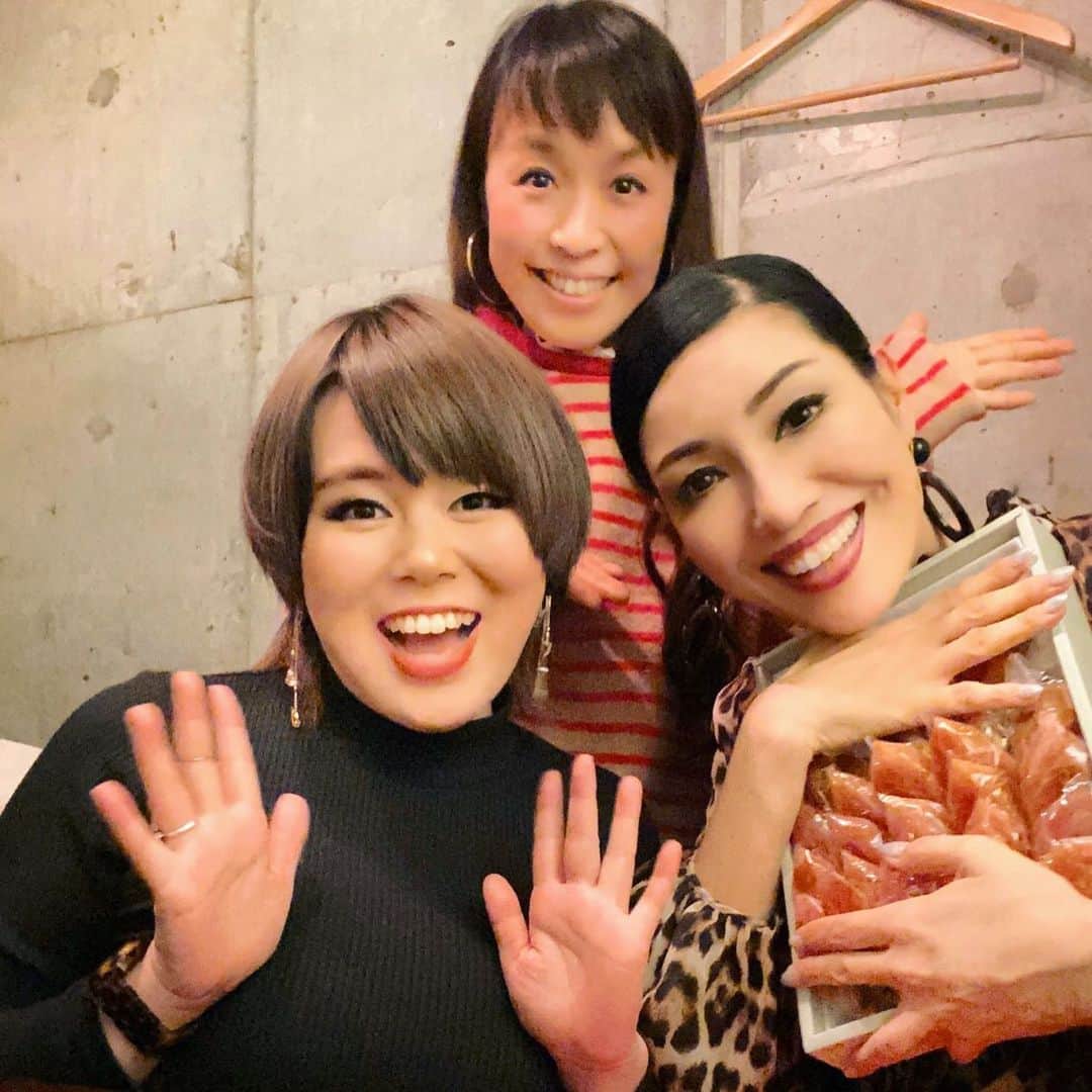 のインスタグラム：「双子座の満月♊️🌕✨は、獅子座♌︎牡羊座♈︎メンバーで、楽しすぎるお食事😍 。 大好きな柿をブルゾンちゃんに貰って、アンミカ感謝感激❣️ 。 【柿ってムッチャ美味しくないですか？】と、私のモノマネをしてくれる加藤誉子ちゃんの前で、興奮してムッチャ柿の自慢をしてしまいました❣️❣️❣️ 。 #三枚目は大好きなお店で人参と思ったら柿だったお浸しに感激の図 #誉子ちゃんからはクリスマスクッキーを頂きました🍪 #能登名産のころ柿を誉子ちゃんに一つだけしかあげなかったケチな私 #干し柿がまた一段と好き #加藤誉子ちゃんが描く絵がとっても好き🖼 @buruzon333 @takako_kato87」