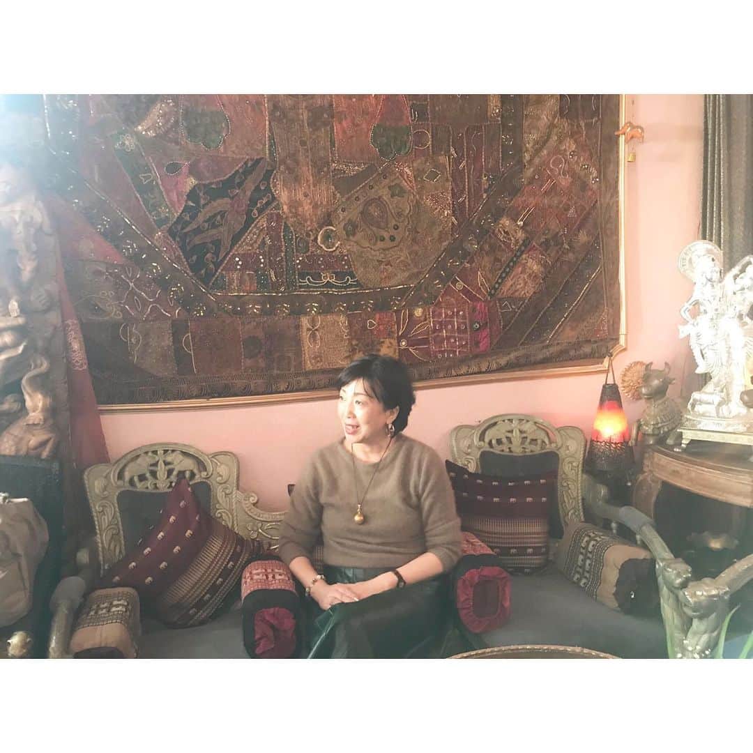 藤森香衣さんのインスタグラム写真 - (藤森香衣Instagram)「異国すぎる✨ ・ 谷中で、紅茶好きのKeikoさんオススメ、 「ダージリン 」へ。  インド料理屋さんでもあり、紅茶専門店。  オーナーのこだわりが詰まった店内は、 インドの王族気分👑 (インド行ったこと無いから、知らんけど)  私はチャイを頼んだけど、 とても美味しかったです！  #Tokyocafe #tokyo #yanaka  #yanakaginza #tea  #紅茶 #チャイ #紅茶専門店 #ダージリン #谷中 #谷中銀座 #カフェ #東京 #下町 #日暮里 #インド #インド料理 #インド雑貨 #素敵」12月14日 11時53分 - kaefujimori