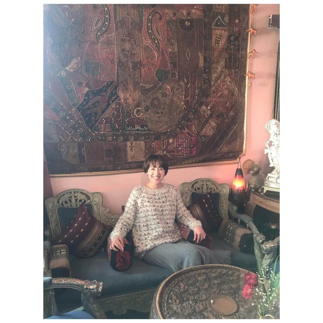 藤森香衣さんのインスタグラム写真 - (藤森香衣Instagram)「異国すぎる✨ ・ 谷中で、紅茶好きのKeikoさんオススメ、 「ダージリン 」へ。  インド料理屋さんでもあり、紅茶専門店。  オーナーのこだわりが詰まった店内は、 インドの王族気分👑 (インド行ったこと無いから、知らんけど)  私はチャイを頼んだけど、 とても美味しかったです！  #Tokyocafe #tokyo #yanaka  #yanakaginza #tea  #紅茶 #チャイ #紅茶専門店 #ダージリン #谷中 #谷中銀座 #カフェ #東京 #下町 #日暮里 #インド #インド料理 #インド雑貨 #素敵」12月14日 11時53分 - kaefujimori