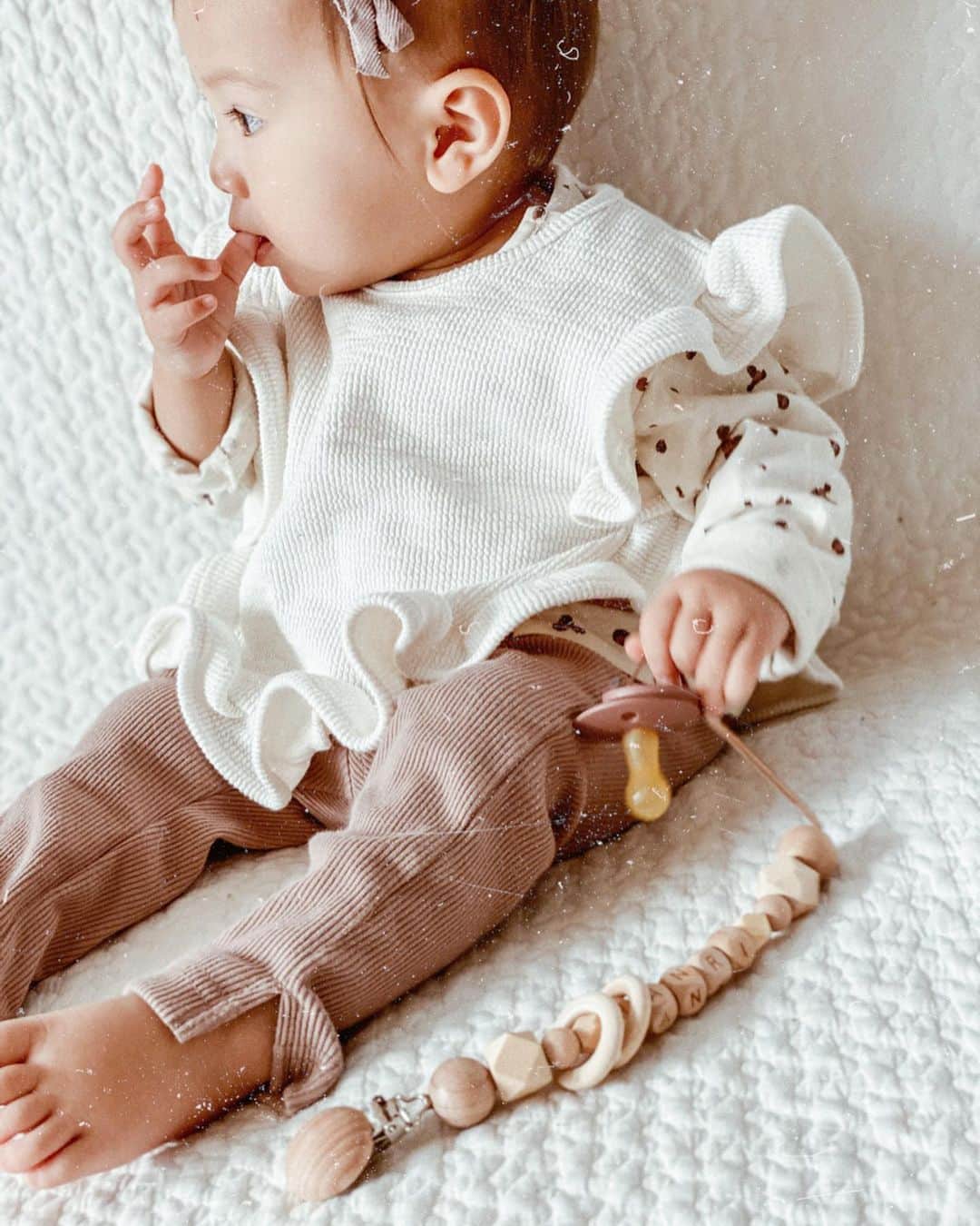 高橋菜摘のインスタグラム：「おしゃぶりデビュー👶♡ 1歳にして今更おしゃぶりをGET😘 心からおしゃぶりに頼りたい日も たくさんあったけど。 外せなくなってやめるの大変 みたいなイメージがあったり 1度くわえてくれなかったから そのまま付けなかったんだけど。 最近、赤ちゃんのこの頃しか おしゃぶり姿見れないなぁと思い @record_ftb さんでセレクトしてる とっても可愛いくておしゃれな  bibsのくすみパープルをGet❤︎ やっぱり赤ちゃんはこうでなきゃ👶 . . 一緒におしゃぶりホルダーもGet♡ 名前入りで超絶可愛い〜💓 毎日のお供になるといいなぁ。 ありがとうございます🥺 _________________ #おしゃぶり #おしゃぶりホルダー  #赤ちゃんのいる生活 #女の子ママ #女の子ベビー #赤ちゃんモデル  #ベビー用品 #1歳 #ベビーモデル  #モニターモデル #ママリ #ベビフル」