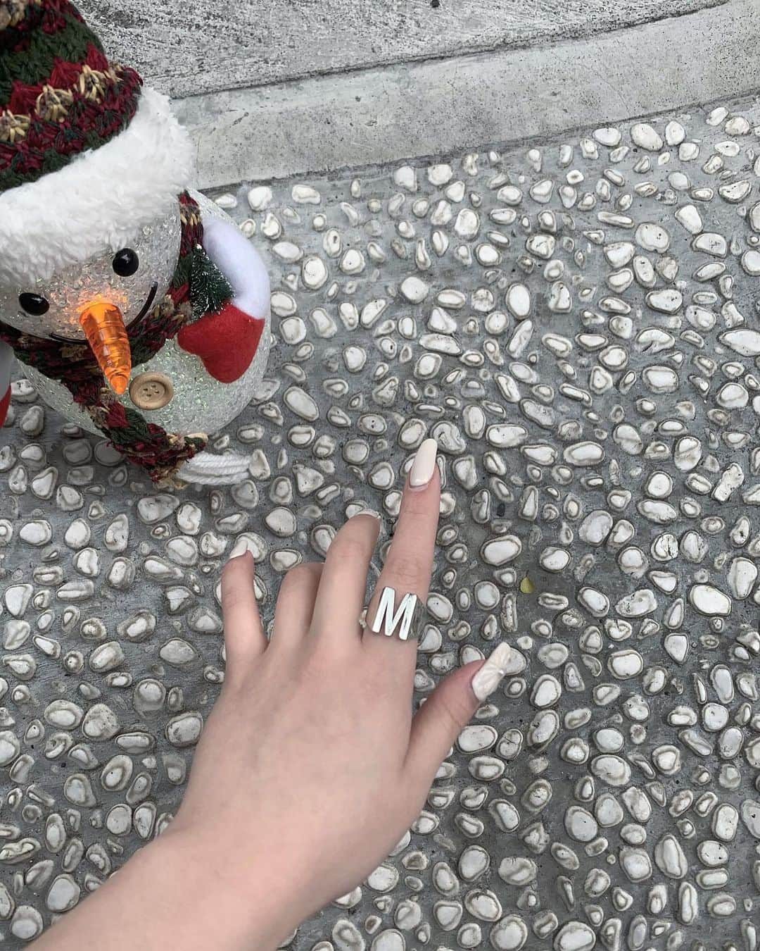 おもてちゃんのインスタグラム：「. リング ￥5,000 メンズ・レディース2サイズあります💍 サイズ調整可能になっています。 . #m_mignon 12/14 本日のポップアップストアは 11-19時での営業です🕯 お待ちしております︎☺︎」