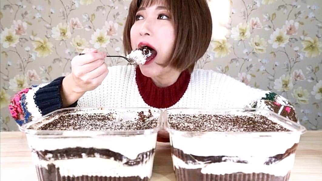 石関友梨のインスタグラム：「YouTube！初めてのコストコティラミスの大食い♡お部屋をリニューアルしました！ #プロフィールからyoutube飛べます  #大食い #コストコ #コストコティラミス #甘党 #スイーツ嬢」
