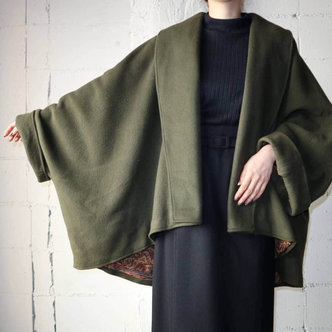 吉祥寺 古着屋 Orfeoのインスタグラム：「Wide Silhouette Shawl Collar Coat  #orfeo #kichijoji #tokyo #vintage #used #fashion #coordinate  #outfit  掲載商品のお問い合わせはメールにて承っております。コメント、DMでのお問い合わせは受け付けておりませんのでご了承ください。」