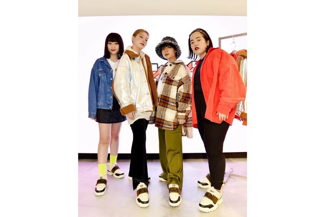 小川暖奈のインスタグラム：「スニ女子会vol.3、ありがとうございました👟 今回は、TK2とatmos pinkの服を着て、TK2×FILA×atmos pinkのトリプルコラボのスニーカーも履かせていただきました！激かわ！ . こんな可愛いスニーカー作れちゃうかなこちゃんは是非スニ女子会に！と誘ってみたら快く入ってくださいましたー！！やったーー！！！ 可愛いし優しいしお洒落だし笑顔素敵だし透明感凄いしの、かなこちゃんも加わって、#スニ女子会 パワーアップしたよー！！🥺 . . 次回もみんな、来てよねっ！👟👟👟 ーーーーーーーーーーーーーー 【次回スニ女子会】 1月20日(月)19:30頃 「スニ女子会 vol.4」 場所： @atmos_pink_flagship_harajuku  出演予定：光永、スパイク小川、3時のヒロインゆめっち／レイザーラモン RG、グッドウォーキング上田、マテンロウ アントニー ＊入場無料 ＊こちらは抽選ではございません。詳しくはatmos pink公式サイトの最新情報をお待ちください。」