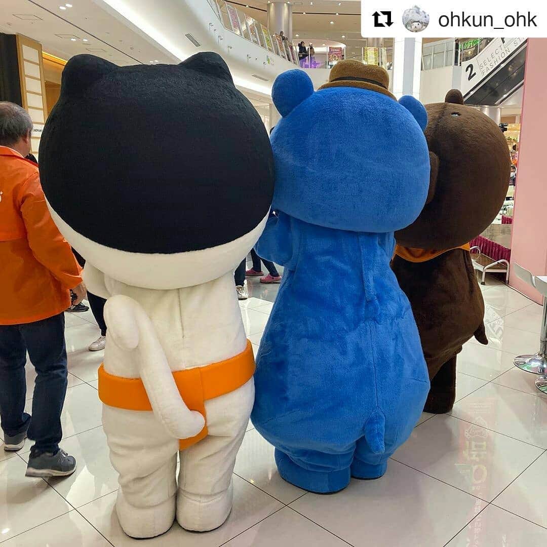 のインスタグラム：「#Repost @ohkun_ohk (@get_repost) ・・・ この後ろ姿は…  おともだちの山陽新聞社のキャラクター さん太、よう太と一緒にステージに出演中のOH！くんでした！  今日明日の2日間、イオンモール岡山で開催中の「ミルン&イオンモール岡山 オープン5周年記念感謝祭」。山陽リビングメディア「さりお」ステージは、明日13:40〜も開催しますよ〜♪ #OHくん #OHK #さん太 #よう太 #山陽新聞社 #さりお #こう見えて緊張している3人 #明日も頑張ります#8ch#岡山放送#イオンモール岡山」