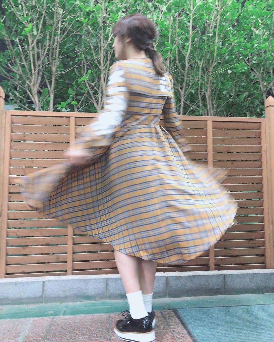 のインスタグラム：「新曲衣装はぜひ動いてる姿で見てもらいたいデザイン🍃 スカートの丈にとある秘密があるんです。 でも、それだと鎌田は矛盾してしまう謎がある…🤔 #SKE48 #ソーユートコあるよね？ #skirt #plaid #cute」