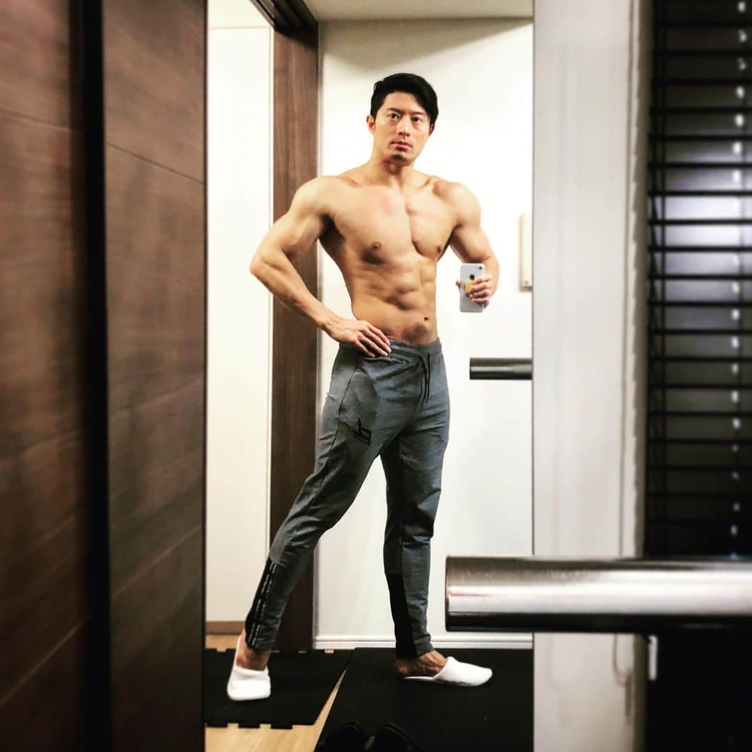 コアラ小嵐のインスタグラム：「ティシャツ探してたら30分くらいポージングしてた。82kg。  #faceless #サイヤマン #アパレル」