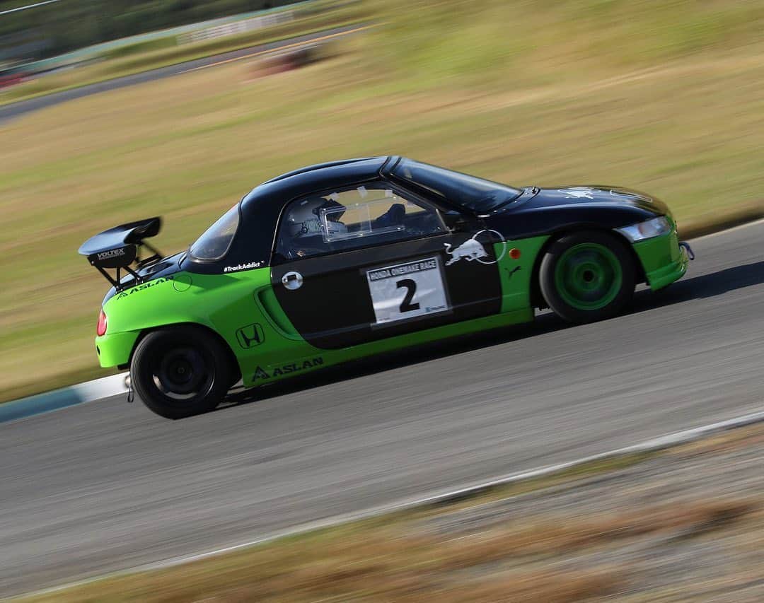 のインスタグラム：「_ My Honda PP1 BEAT at Suzuka TWIN Circuit "HONDA VTEC ONE MAKE RACE" _ Shot on 4-Nov 2019 "HONDA VTEC ONE MAKE RACE Rd.4" at Suzuka TWIN Circuit owner: @mistbahn photo: @hectic_photolife (Thanks!!!) _ _ JP) 2019年11月4日 鈴鹿ツインサーキット、ゼロファイターさん主催「HONDA VTEC ONE MAKE RACE Rd.4」 ゼロファイターさんのWEBサイトで公開されている、公式フォログラファー 岡田広記さん( @hectic_photolife )による写真です（ありがとうございます🙇♂） _ _ #hondavteconemakerace #zerofighterautocustom #suzukatwincircuit #suzukatwin #鈴鹿ツイン #鈴鹿ツインサーキット #hondabeat #hondabeatpp1 #pp1beat #ホンダビート #pp1 #beatpp1 #e07a #mtrec #trackaddict #hondasontrack #timeattack #timeattackjapan #kcar #keicar #軽自動車 #aslan #アスラン #aslan_inc_japan #skybeat #rsmach #te37 #redbullhonda #poweredbyhonda #voltexracing」