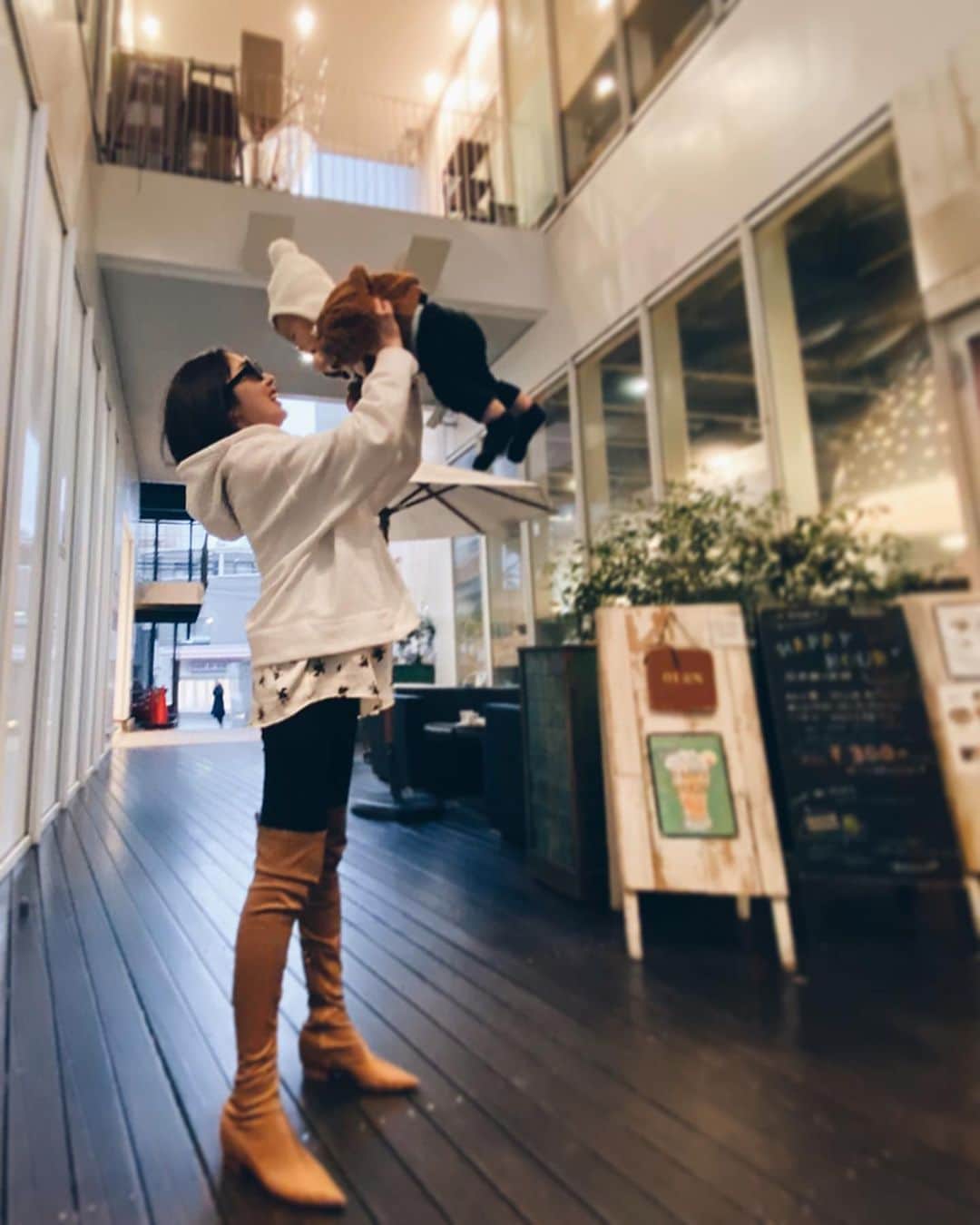 shihoのインスタグラム：「大好きたかいたかーーーい🕴🏾 . . 寒くて嫌いな冬だけど だっこちゃんな娘のお陰で 私は毎日めーっちゃぽかぽか❤️ むしろ暑すぎてたまに 外でも半袖😂😂😂笑 そしてスクスク大きく なってくれてて嬉しい！ だってこの前産んだと 思ったのにもう10カ月😭❤️ もうすぐ1歳じゃん！！ . もーーってことも もちろんあるけど数分後には 不思議と笑顔にさせられてるし、 昨日できなかったことができるようになったり、 毎日毎日、色んな一面をみせてくれて。 最高に幸せな毎日を 送れてるんだなぁぁ☺️☺️💘 この子のおかげで すべてが変わった💜💜 こんな小さいのにすんごい パワーの持ち主よね😌 . . . . そしてこの前久々に美容院へ💇‍♀️ すこーしトーンダウンして もらったよ！ @oasis3142 のNEWカラー 最高に気に入った‼︎ @yu_suke_kuri ありがとう💕 . 美容院後の髪の毛が 毎日続けばいいのにって ママになって余計に思う…笑 . . . .」