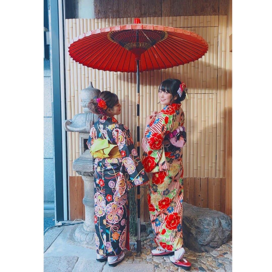 脊山麻理子のインスタグラム：「みぽぽと京都旅行♡着物着たよ♡みぽぽは黒系、みるくは赤系、上着を同じ色でおそろ感だしたよ♡八坂神社のフォトスポットで撮ったよ♡ #京都　#京都旅行　#女子旅　#岡本着物　#八坂神社　#着物ヘアアレンジ #着物レンタル」