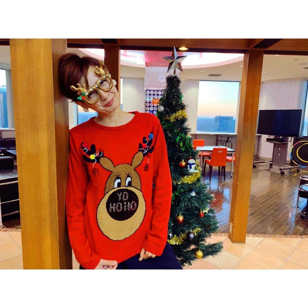 イレーネのインスタグラム：「皆さま飽きたとは思いますが...🎄wakey wakey的にはもう来週しか着るチャンスがないんだもの😭  #zipfm #wakeywakey #鼻の2wayスパンコールが自慢 #yohoho」