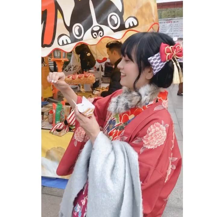 脊山麻理子のインスタグラム：「八坂神社の屋台でチーズハッタグ食べたよ♡チーズのびた♡みぽぽの方がのびてた♡美味しかった♡ #八坂神社　#チーズハッタグ　#屋台グルメ　#京都　#女子旅」