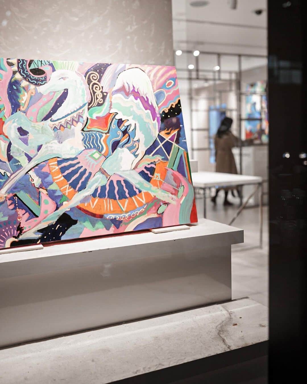 のインスタグラム：「・ ・ @andcollection_official で開催された 『荻野綱久 LIVE PAINT』を見てきました！ 音に合わせてアートしていく荻野綱久さん めっちゃカッコ良かったです🥺 躍動感のある作品で本当才能って凄いなって✨ #マイホーム ができたら 是非とも荻野綱久さんの作品を飾りたいと思いました！！ 私も絵心欲しかった😂ww 荻野綱久さんの作品の代表作でもある 黒のキャンパスに蛍光色で描かれるアートなどは アンドコレクションで販売もしてるから お気に入りのアートと出会った時には サイトから購入する事ができるよ(❁´◡`❁)*✲ﾟ* ・ ・ #andcollection#荻野綱久#アンドコレクション#pr#アート#ART#作品#芸術#芸術の秋#趣味#絵心#アート作品#イラスト#collection」