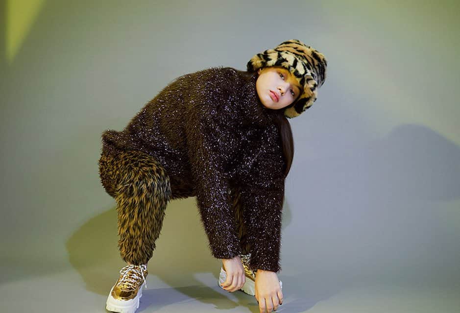 のインスタグラム：「@nylonjapan  今日は何の日？ 『モンキーデイ』  お猿さんをファッションで表現するとしたら!? ファニーなお題で、モンキールックをファッショナブルに昇華。  Fur hat @jakkeldn 🐒？🐅 MODEL：EMILY FUJITA（IRVING）@7_EMIL_Y  PHOTOGRAPHER：TOSHIAKI KITAOKA@TOSHIAKIKITAOKA STYLING：MIKI SHIMIZU@MK_SHIMIZU HAIR：KURUSHIMA（Y’S C）@KURUSHIMAHAIR MAKEUP：MARINO ASAHI@MARINOSINSTA」