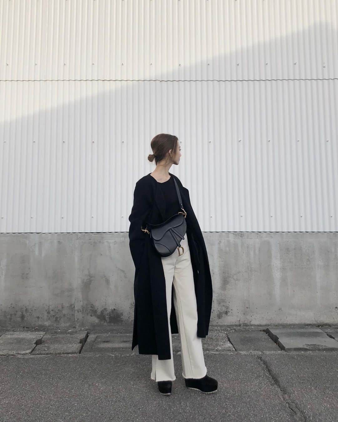 のインスタグラム：「outfit  お気に入りのコートとワイドパンツで いつもと上下逆のモノトーン🐼 コートもパンツもスリット入りが好き♡  coat,knit,pants @amel_official__ bag @dior boots @miumiu  #outfit #monotone #ai_fashion」