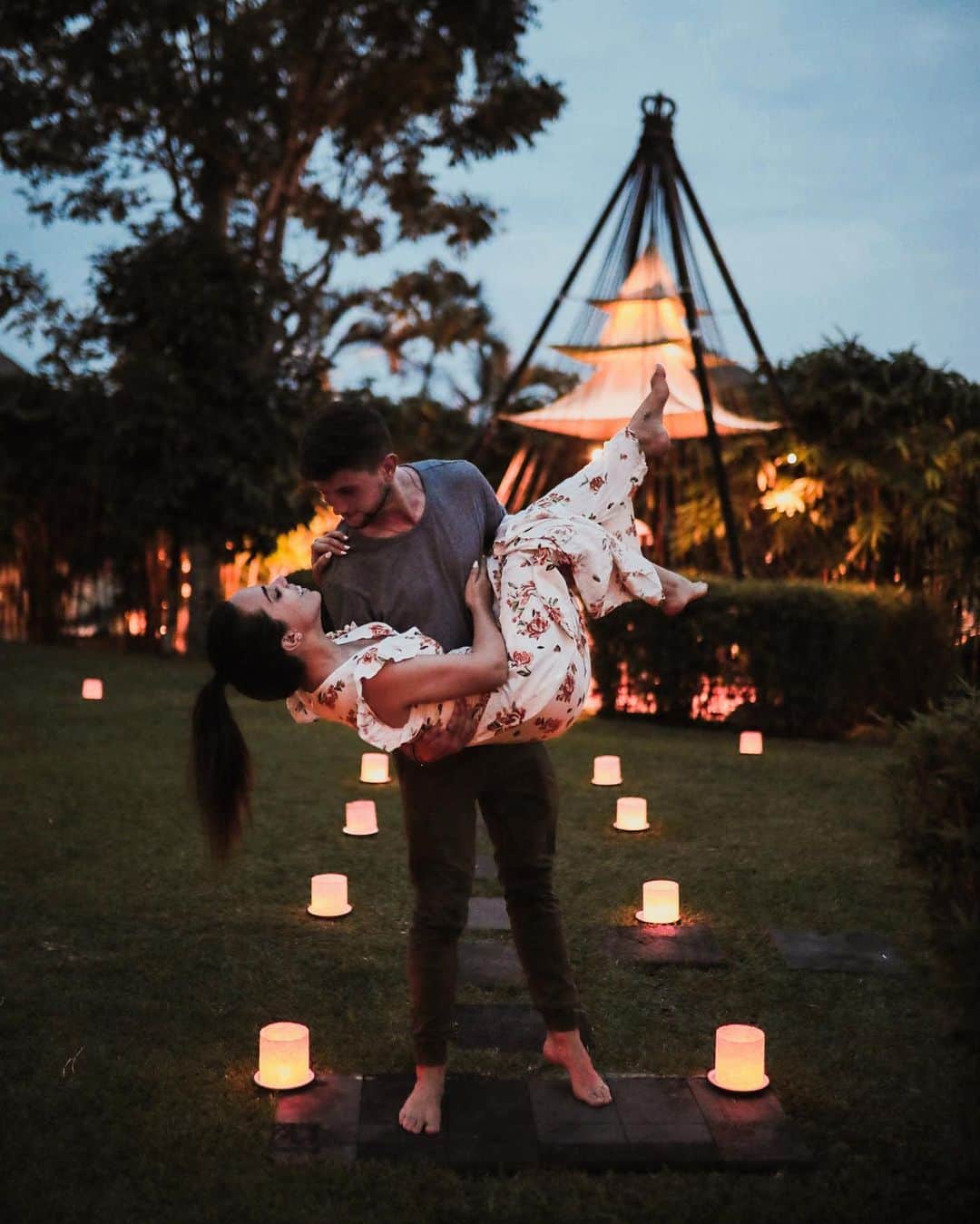 Katy Esquivelのインスタグラム：「Cada vez que tengo que viajar hay 2 cosas que amo llevar conmigo: mi novio y mi perfume favorito, Mía 🙈❤️ Como algunos de ustedes ya saben este perfume significa mucho para mí porque me refleja totalmente: una chica aventurera que disfruta de una vida sin fronteras 🙌🏻 Ahora que se viene Navidad @esikabelcorp me mandó uno más  y soy la mujer más feliz del mundo 😭❤️ Gracias por regalos tan increíbles! #VasAQuererQuedártelos #Publicidad」