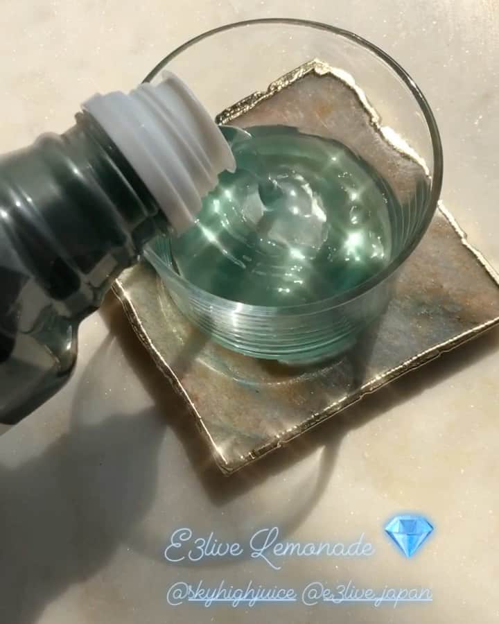 のインスタグラム：「E3live Lemonade 💎🍋🥒💫✨ @skyhighjuice @e3live_japan  e3live  blue magic enzyme  lemon cucumber  #bluemajik に酵素とキュウリジュースとレモンという私のツボでしかない組み合わせ。細胞に染み渡るエナジードリンク。味はとっても美味しいレモネードだから飲んでみてほしい これは夏にあげたストーリーズ笑」