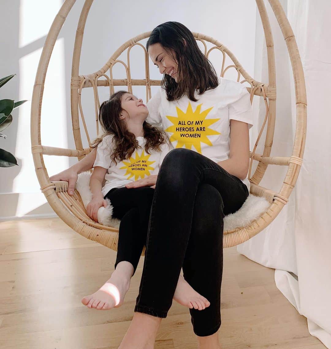 オデット・アナブルのインスタグラム：「⚡️GIRL POWER ⚡️ Thank you @maisonetteworld for sending these dope @gunnerandlux tees. 25% of all sales will be donated to @winnyc_org which provides safe housing and critical services to women and children across NYC. Yes, please.」
