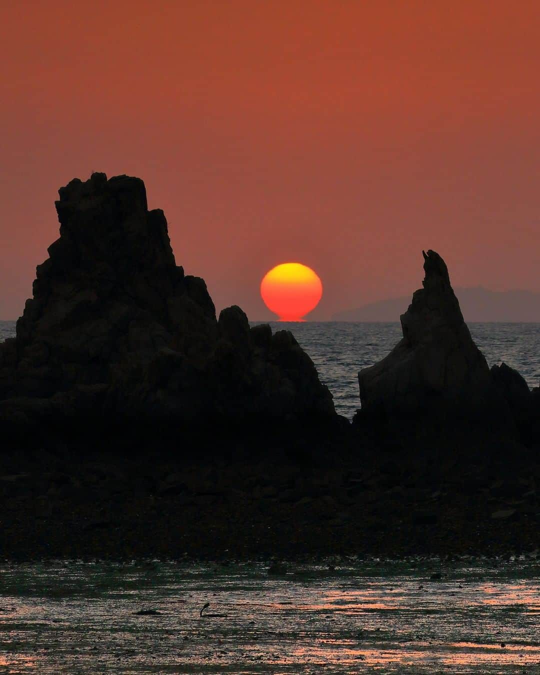 Canon Asiaのインスタグラム：「This sunset mirage 🌇 over the coast of Mitoyo city is truly a sight to behold. The warm hues 🧡 of sunset photography definitely hold its allures and evoke feelings of warmth in our hearts. ⁣ ⁣📷 Image by @kunihito_ohtsubo shot using the Canon EOS 7D Mark II | Canon EF 100-400mm f/4.5-5.6L IS II USM | f/5.0 | 1/500s | f/5.0 | 142mm ⁣ ⁣Want your photos to be featured too? Tag them with #canonasia or submit them on My Canon Story, link in bio! ⁣ ⁣#canonasia #photography #sunset #sunsetphotography #landscape #landscapephotography #japan #kagawa」