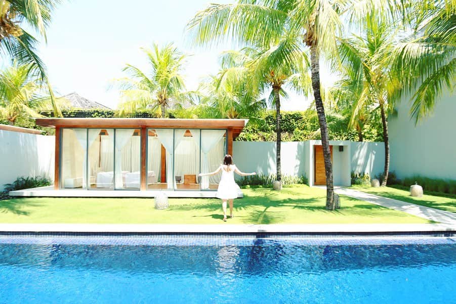 樋口智恵子のインスタグラム：「Summer time again in Bali☀️🌴 @111resorts . . . . 寒いパリから常夏のバリへ☀️🌴ホテルのご飯が美味しくて、昼も夜もルームサービスで「プール→食べる→寝る」の繰り返し🍽🍷👙☀️ お部屋が広くてとても居心地が良く、今のところ一歩も出ずにただただリラックスしています🌴常夏最高☀️！ . . . . #bali #balitrip #seminyak #oneeleven #poolvilla #vacation #バリ島 #バリ島旅行 #プールヴィラ #スミニャック #旅好き #ホテル好き #resorthotel」