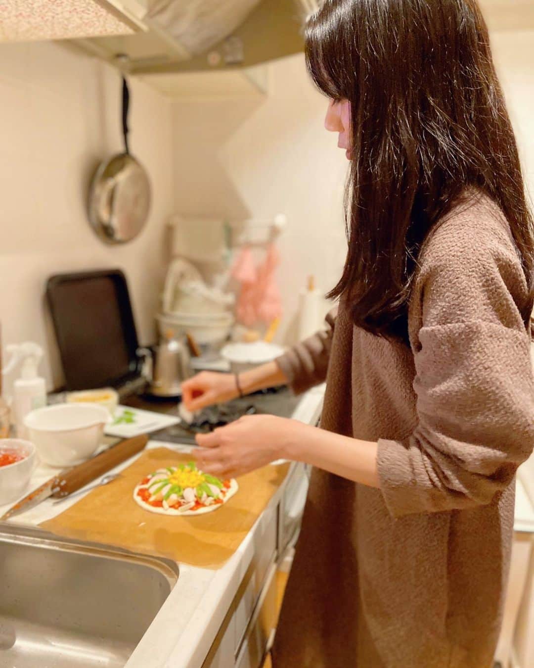 松山愛里のインスタグラム：「👩‍🍳🍕🧡🎄 このピザはお花をイメージして盛り付けしてみたよ🌼」