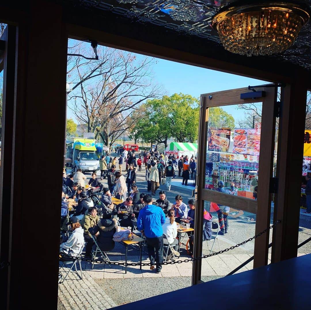 EL★CAMIONのインスタグラム：「. 快晴！ ビール日和！！ . 代々木公園の【ワールドクリスマスフェティバル】に来ています。 . 夜は、ライトアップされたケヤキ並木がキレイです。 一見の価値ありです。 . 10:00-19:00 .  #elcamion #yoyogipark #beertruck #tyharborbrewery #craftbeer #brewery #instabeer #beerstagram #beerporn #beergeek #beerlover #madeintokyo #tysonsandcompany #エルカミオン #青の洞窟　#ビアトラック #ティーワイハーバーブルワリー #クラフトビール #ブルワリー #インスタビール #ビアスタグラム #クラフトビア  #ビアラバー #天王洲アイル #メイドイントウキョウ #タイソンズアンドカンパニー」