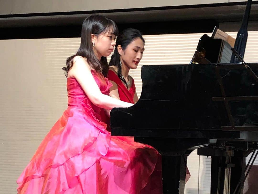 武村八重子さんのインスタグラム写真 - (武村八重子Instagram)「クリスマスなので赤い衣装で演奏致しました🎄 . . @mutia_official_  #pianist #piano #musician #mutia #classic #music #artist #演奏家」12月14日 13時49分 - piano_yae