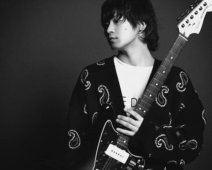 三原健司さんのインスタグラム写真 - (三原健司Instagram)「Fender 撮影  photo by 中野敬久　@hirohisanakano  音楽や広告など幅広く活躍するフォトグラファー中野敬久がアーティストとフェンダーの距離感を撮影、キュレーションする写真によるセッションコンテンツ。 映画 「Sing Street」の最期に映しだされたメッセージ, “For Brothers Everywhere” 全ての時代の永遠のギターキッズへ。中野敬久」12月14日 13時49分 - miharakenji