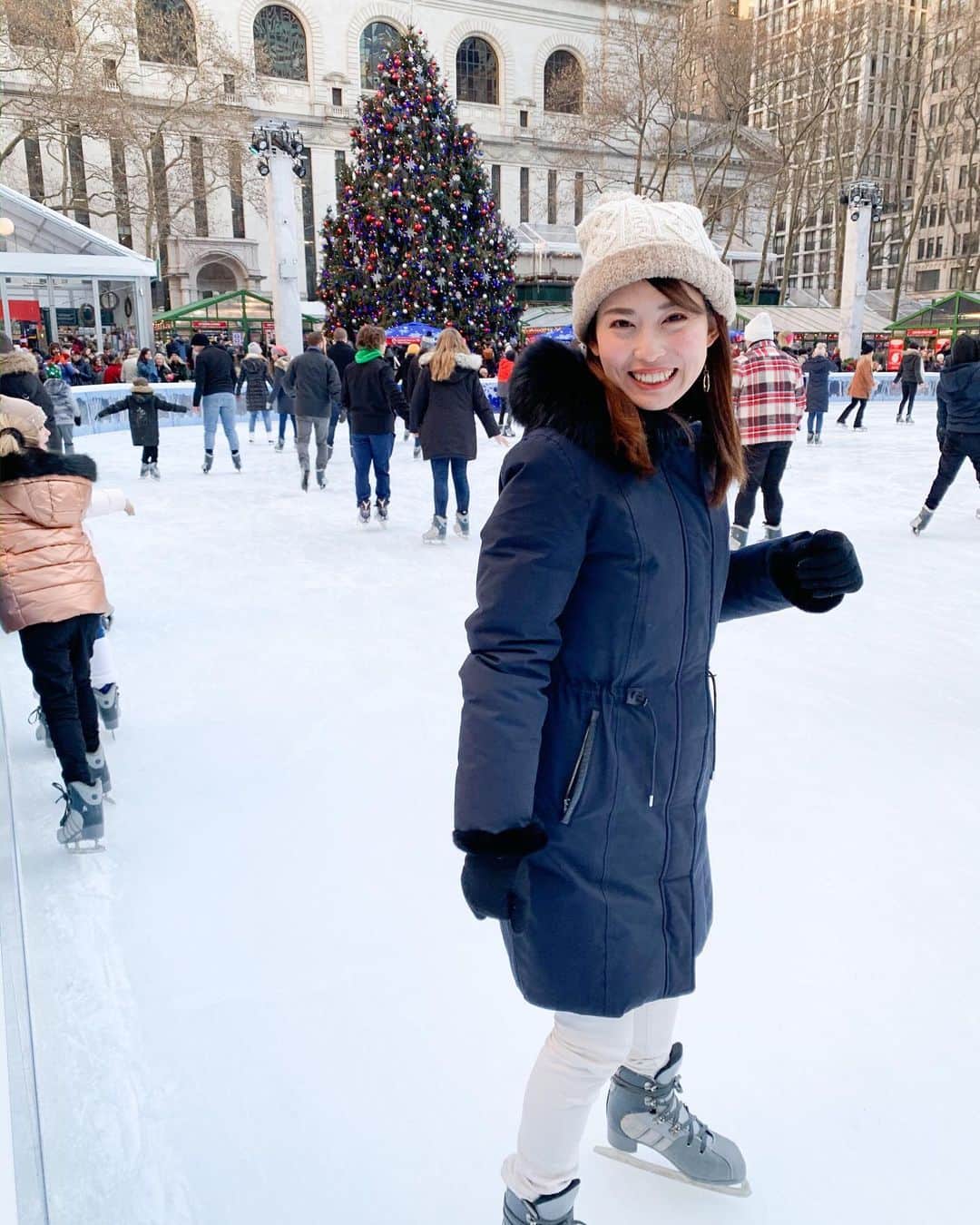 早川茉希さんのインスタグラム写真 - (早川茉希Instagram)「Enjoy ice skating in Bryant park⛸🎄 ・ １周目はへっぴり腰だったけど だんだん慣れてきた😅 去年よりは少し上手くなったかな😂  #bryantpark #wintervillagebryantpark #iceskating #winter #christmastreenyc #christmastree #スケート #ブライアントパーク #ニューヨーク #ニューヨーク旅行 #ニューヨーク生活 #アメリカ暮らし #レンタル靴もロッカーもセントラルパークより高め💸 #リンク小さめ #ギャラリー多め #ツリーとクリスマスマーケットがあって #雰囲気が好き #🎄」12月14日 13時42分 - maki_hayakawa